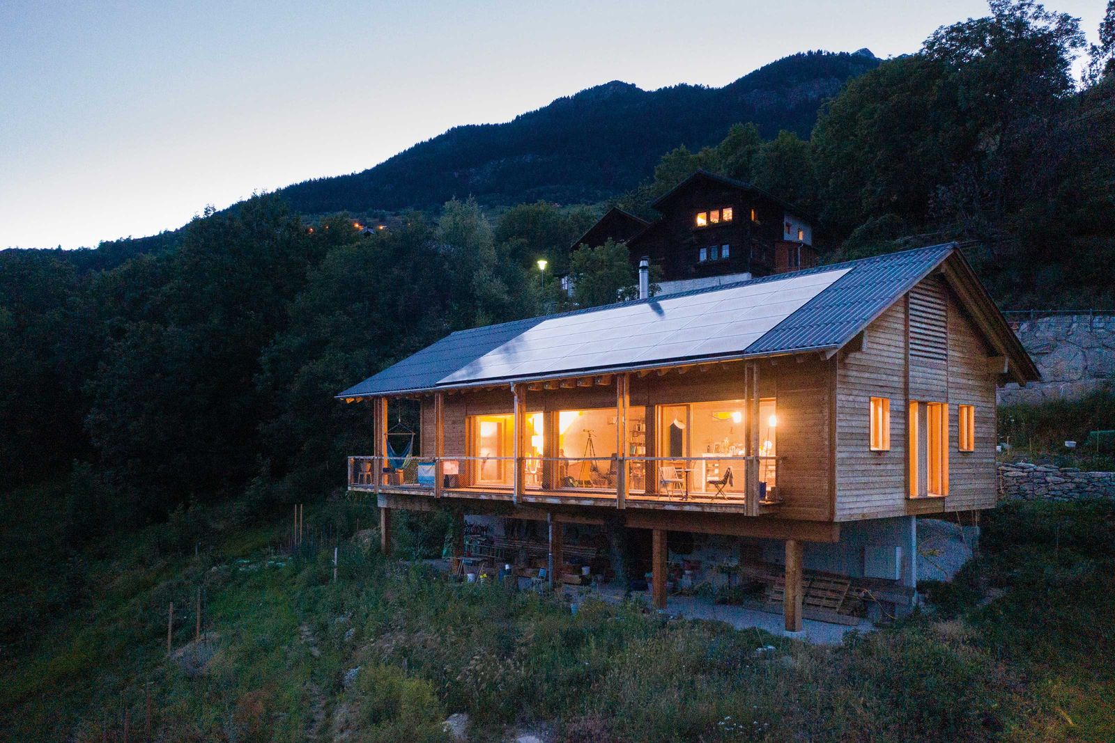 Den Strom für den Haushalt, fürs Elektroauto und Elektrovelo liefert eine Photovoltaikanlage auf dem Dach. Das Projekt ist eines der ersten solaren Direktgewinnhäuser im Kanton Wallis.