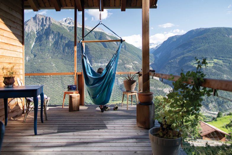 Ausblick über das Rhonetal und die mit Schnee bestäubten Bergspitzen der Drei- und Viertausender.