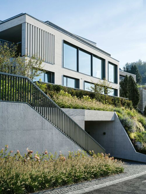 Bewusst wurde der Grenzabstand zu den Nachbargrundstücken möglichst ausgenutzt, und dennoch hat das Haus viel Aussenraum zu bieten.