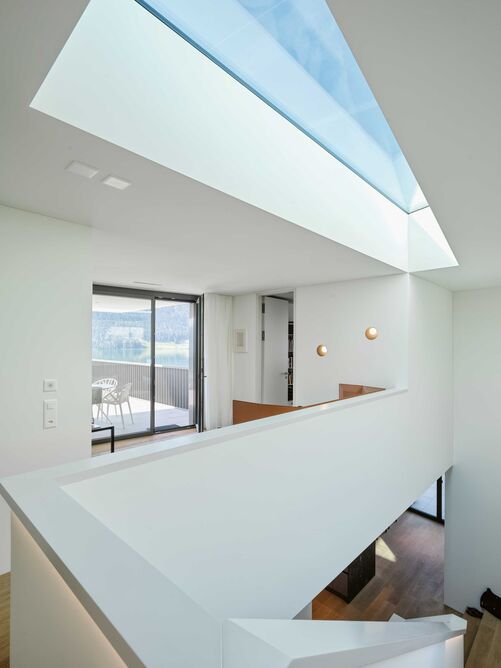 In einem geschickten Flow führt eine Nutzungszone in die nächste. Zu diesem Fliessen trägt auch das Treppenhaus bei, das zum Hochwandeln einlädt.