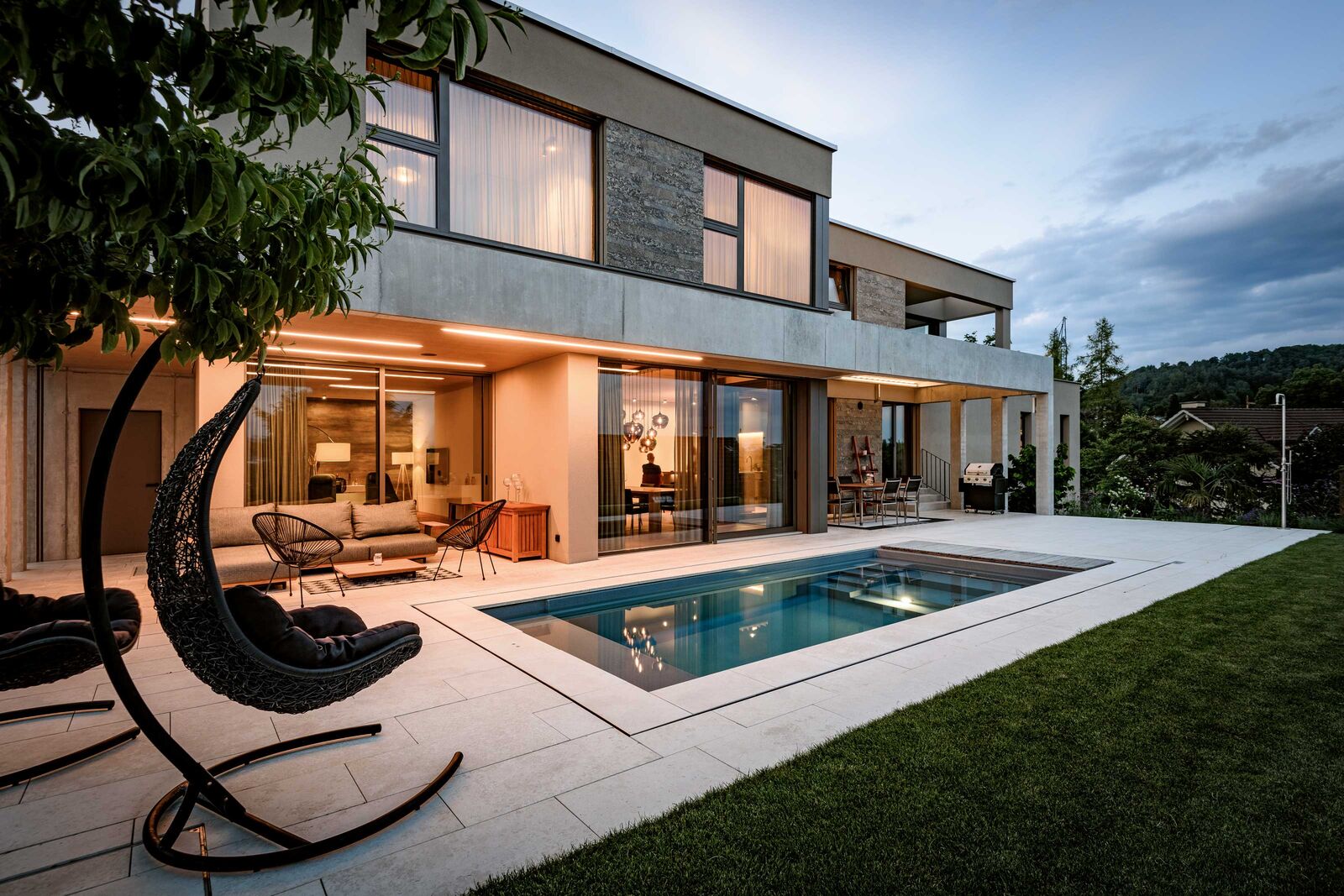 Grosse Fensterflächen und Ausgänge ins Freie prägen die Gartenseite.