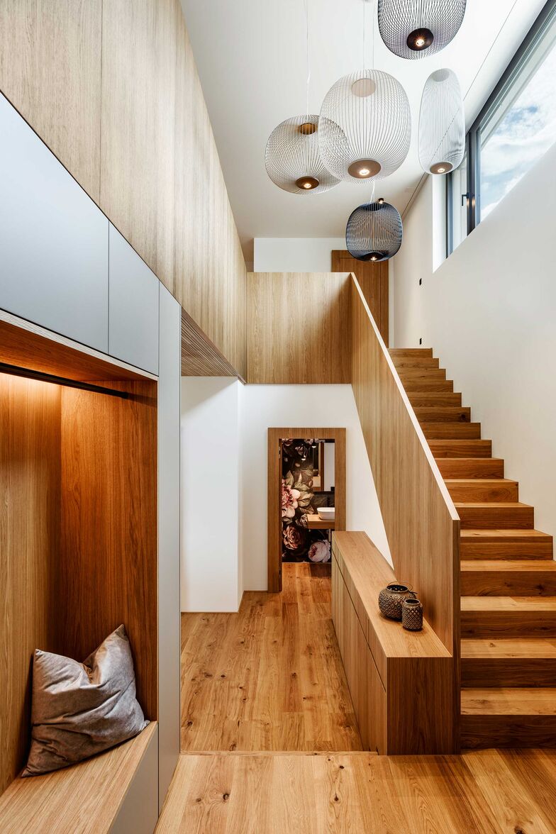 Vom Entrée führen einige Stufen nach unten in die Wohnräume. Im ersten Stock liegen die Schlafzimmer.