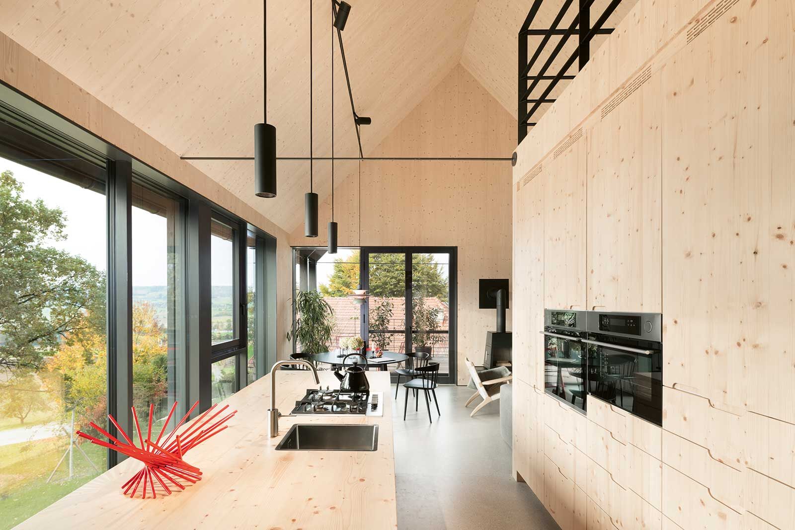 Warme Materialien, helle Möbel, naturbelassenes Massivholz aus heimischer Fichte und lichtdurchflutete Räume sorgen für eine besonders freundliche Wohnatmosphäre.