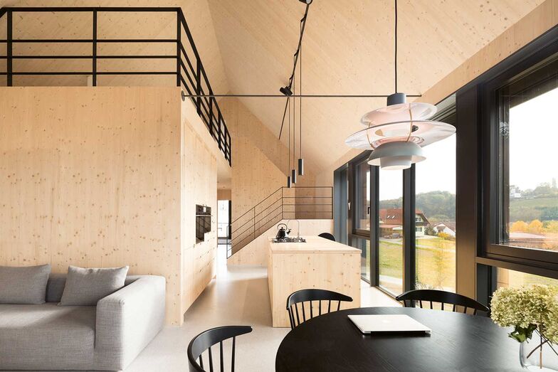 Sowohl die Aufenthaltsräume als auch die Schlafräume befinden sich im Erdgeschoss. Eine offene Galerie verbindet dieses mit dem Obergeschoss.