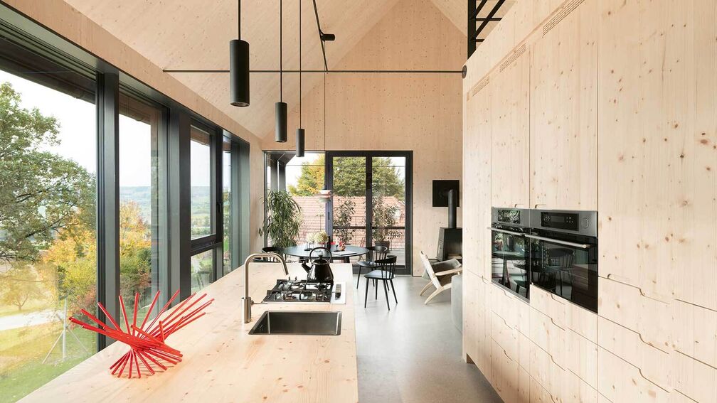 Einfamilienhaus zwischen dunkel und hell