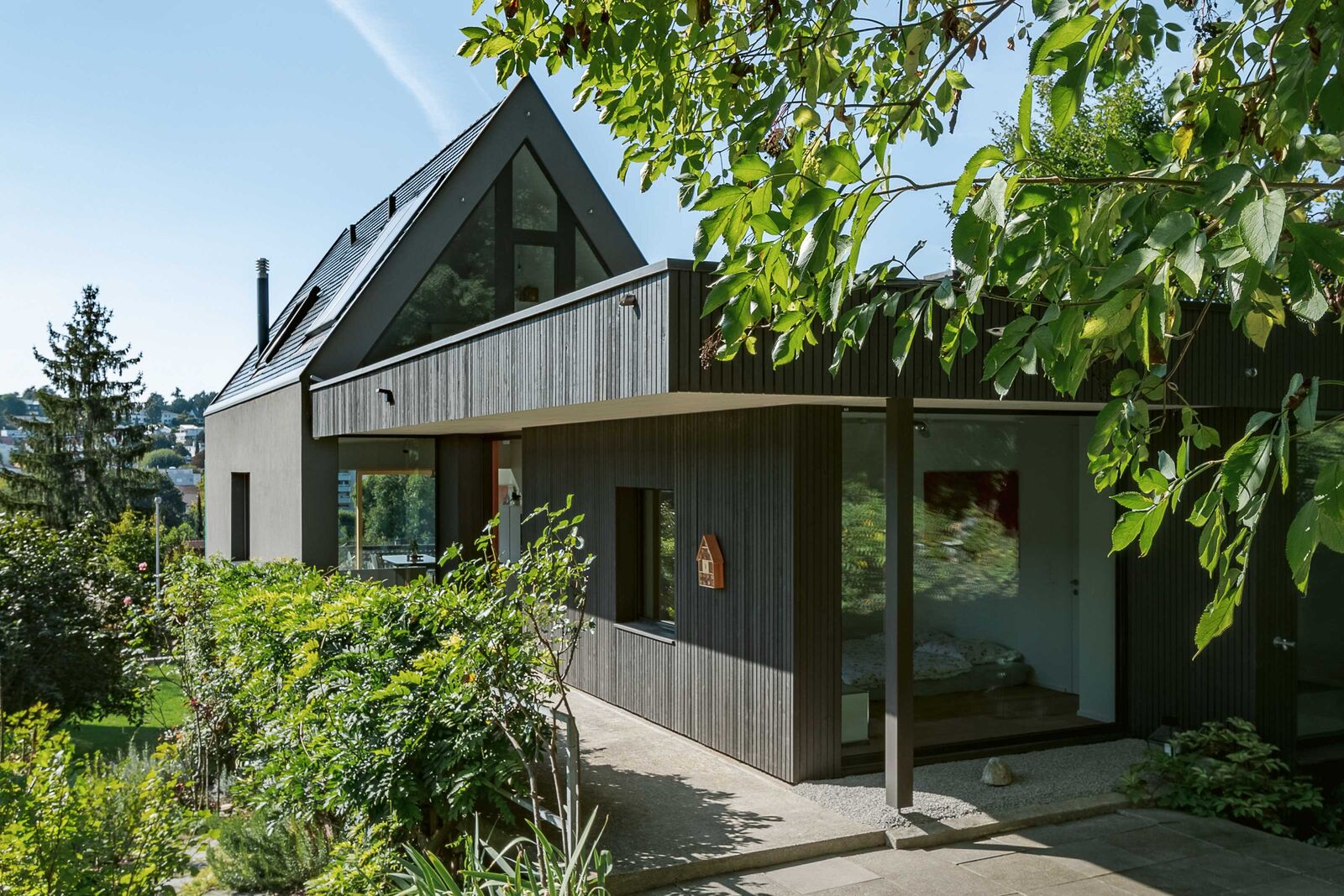 Der Durchblick in den Wald ist nicht verstellt, denn der Wald macht die besondere Qualität des Grundstücks aus.