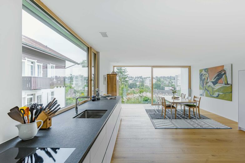 Das Panoramafenster macht die Küchenzeile zu einem attraktiven Arbeitsplatz.