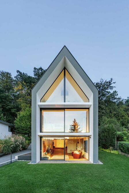 Der Neubau ist lang und schmal, nur gerade fünf Meter breit. Direkt hinter dem Grundstück beginnt der Wald.