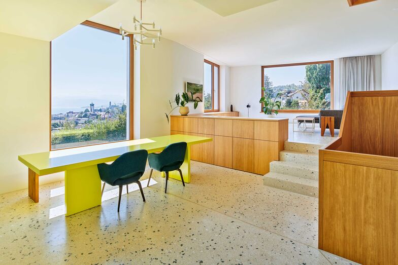 Die Räume sind in Split-Levels angeordnet, in mehreren zueinander versetzten Ebenen.