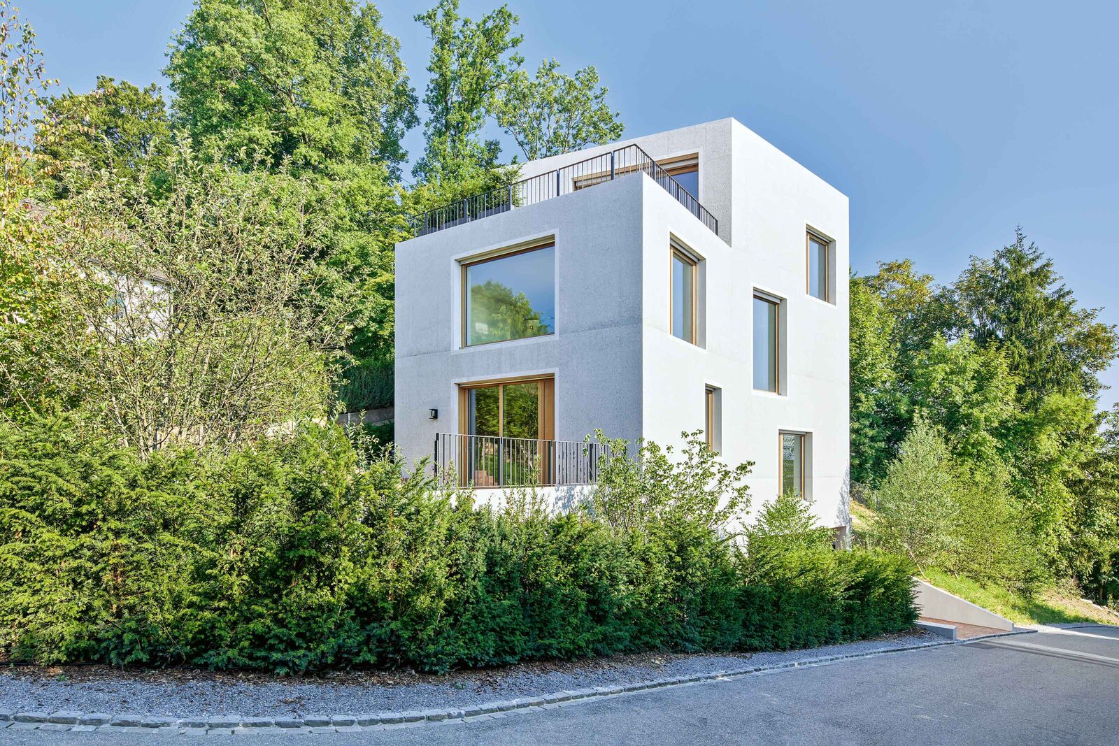 Die Geschosse folgen dem Hangverlauf. Ein Wohnturm mit Ecken und Kanten.