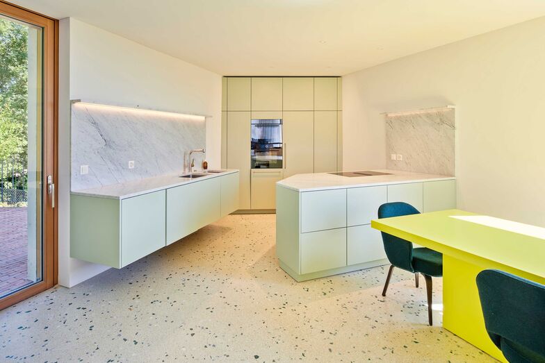 Es gibt kaum rechte Winkel, weil die Aussenwände den gesetzlich geforderten Mindestabständen folgen.