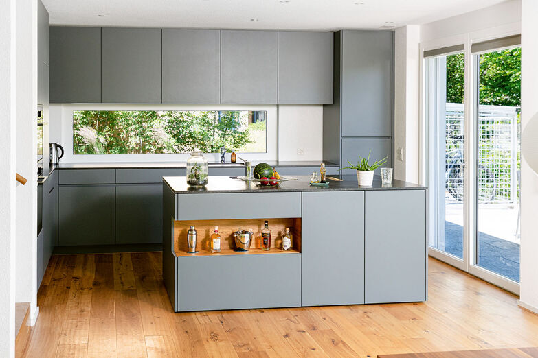 Schlicht, praktisch und offen: Wer kocht, bleibt stets mit Familie und Gästen in Kontakt.