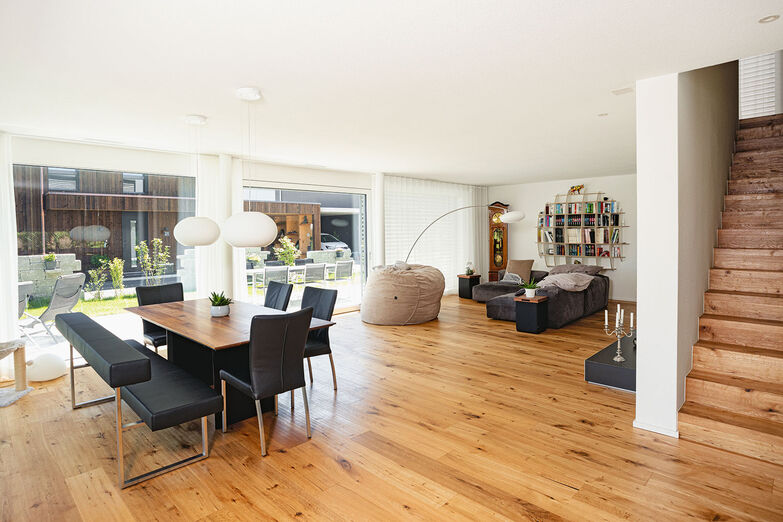 Die Treppe und der Wohnzimmerboden sind aus demselben Parkett und wirken daher wie aus einem Guss.