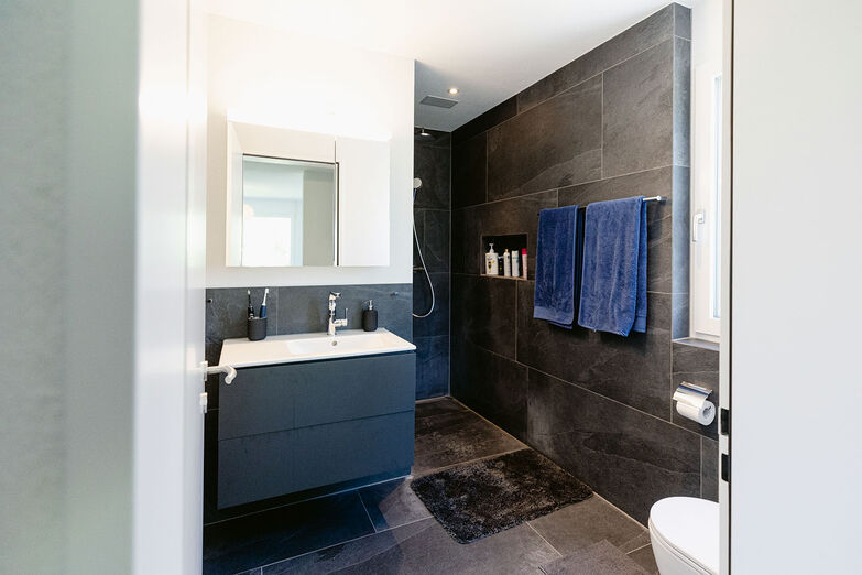 Im Haus sind drei pflegeleichte Nasszellen – Badezimmerstau am Morgen ist ein Fremdwort.