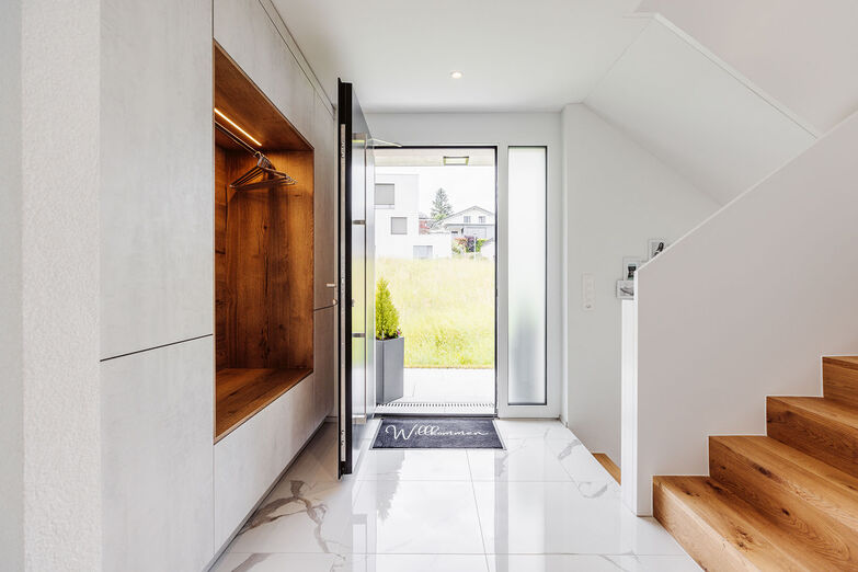 Der Einbauschrank im Entrée ist eine Massanfertigung. © Matthias Eberle Fotografie