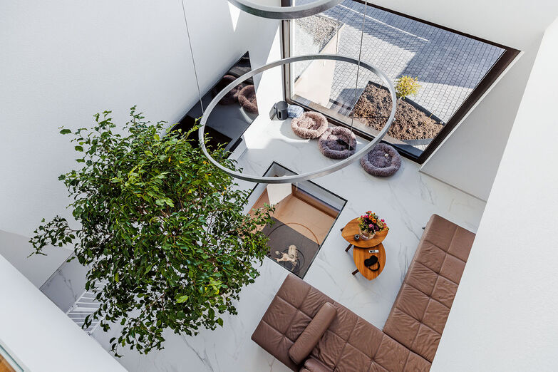 Blick von der Galerie auf das Highlight des Hauses: den eingelassenen Glasfussboden. © Matthias Eberle Fotografie