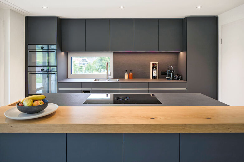 Das Fenster in der Küchenzeile bietet einen schönen Ausblick und bringt zusätzlich Tageslicht auf die Arbeits­fläche.