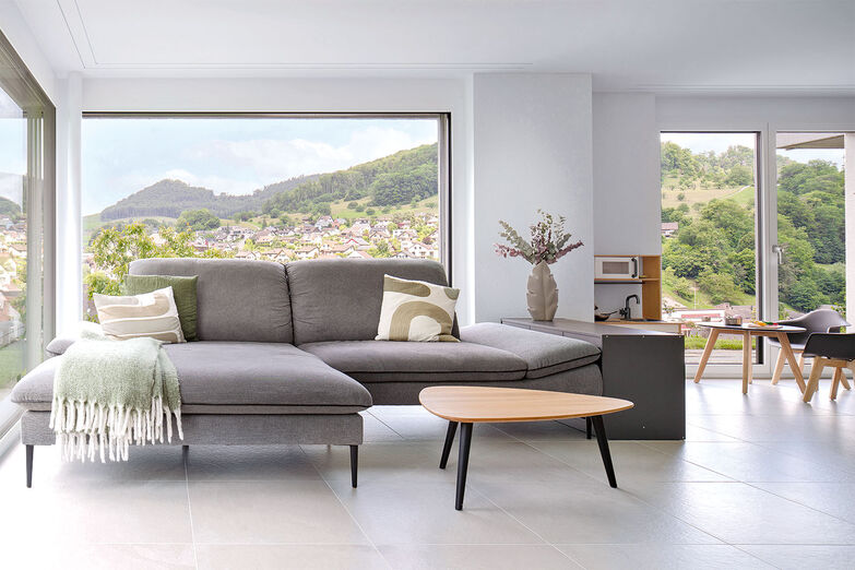 Grosszügige Fensterflächen schaffen eine helle, einladende Atmosphäre.