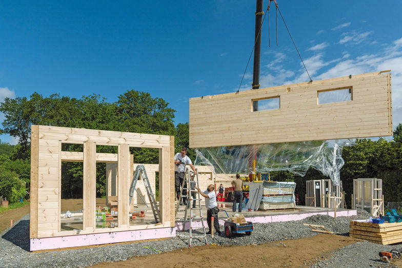 Auf der Baustelle werden die im Werk vorgefertigten Elemente montiert.