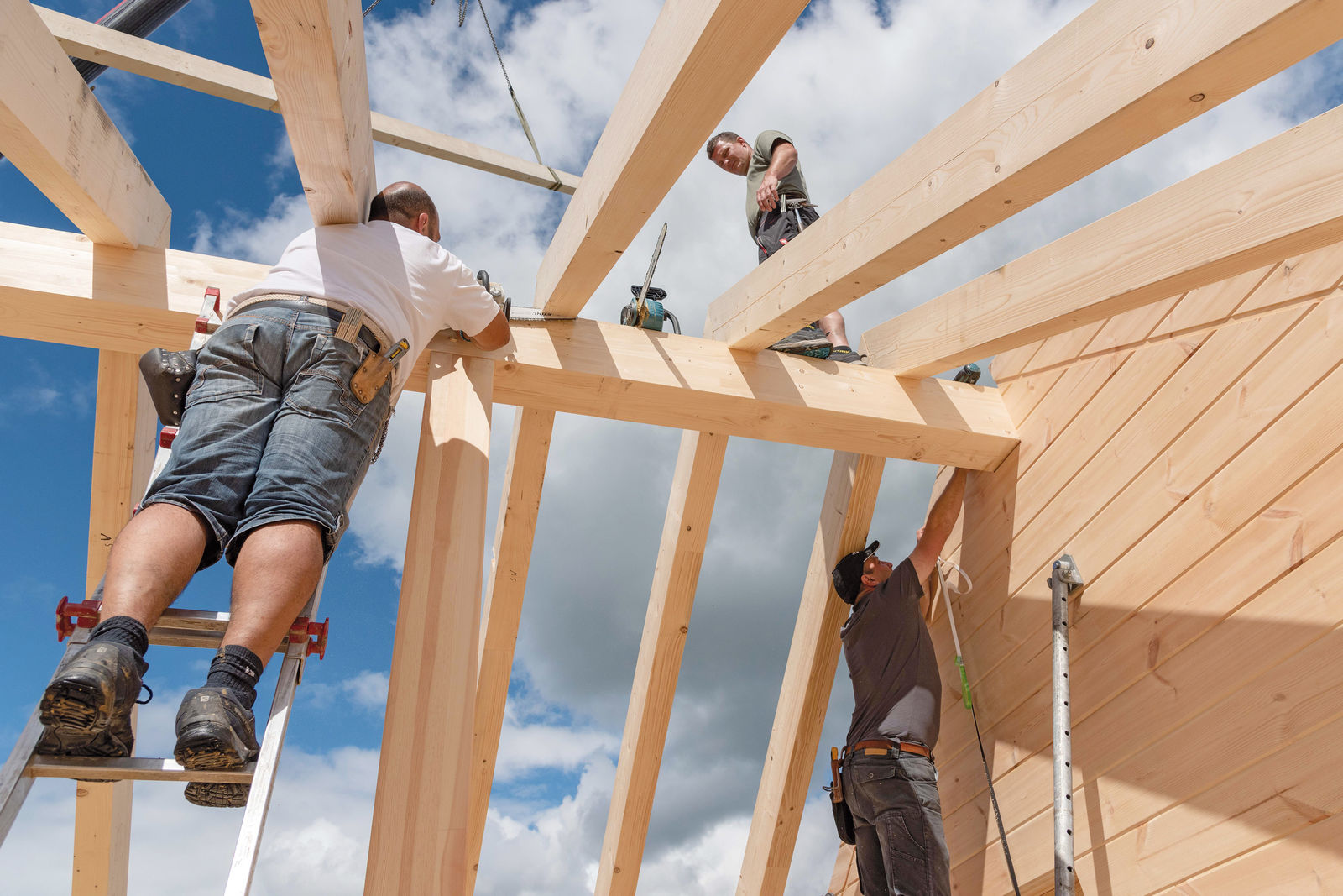 Auf der Baustelle werden die im Werk vorgefertigten Elemente montiert.