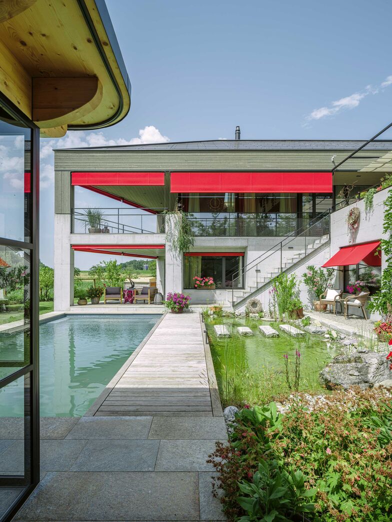 Vom Pavillon am Pool hat man einen schönen Blick aufs Wohnhaus.
