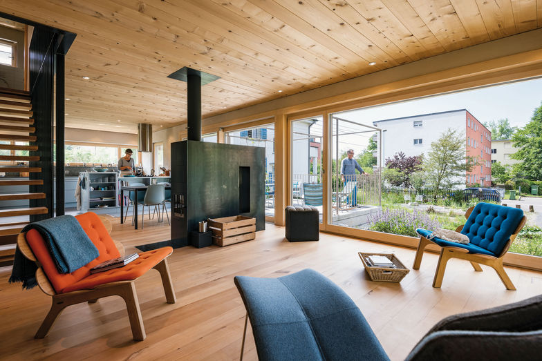 Vom Wohnzimmer ist man in zwei Schritten auf der Terrasse.