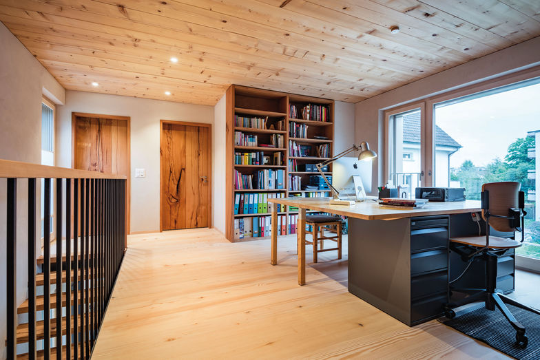 Im oberen Stock sind Büro, Schlafzimmer und Bad untergebracht.