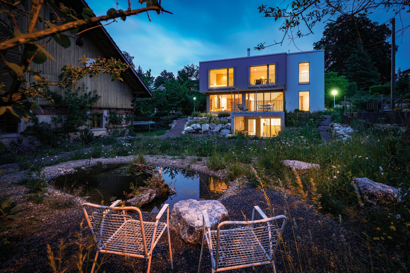 Um viel Gartenfläche zu erhalten, wurde das Haus an den Rand des Grundstücks gesetzt.