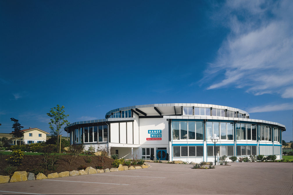 Am Firmensitz im bayrischen Oberleichtersbach liegt gleich neben dem Werk auch ein Musterhauspark.