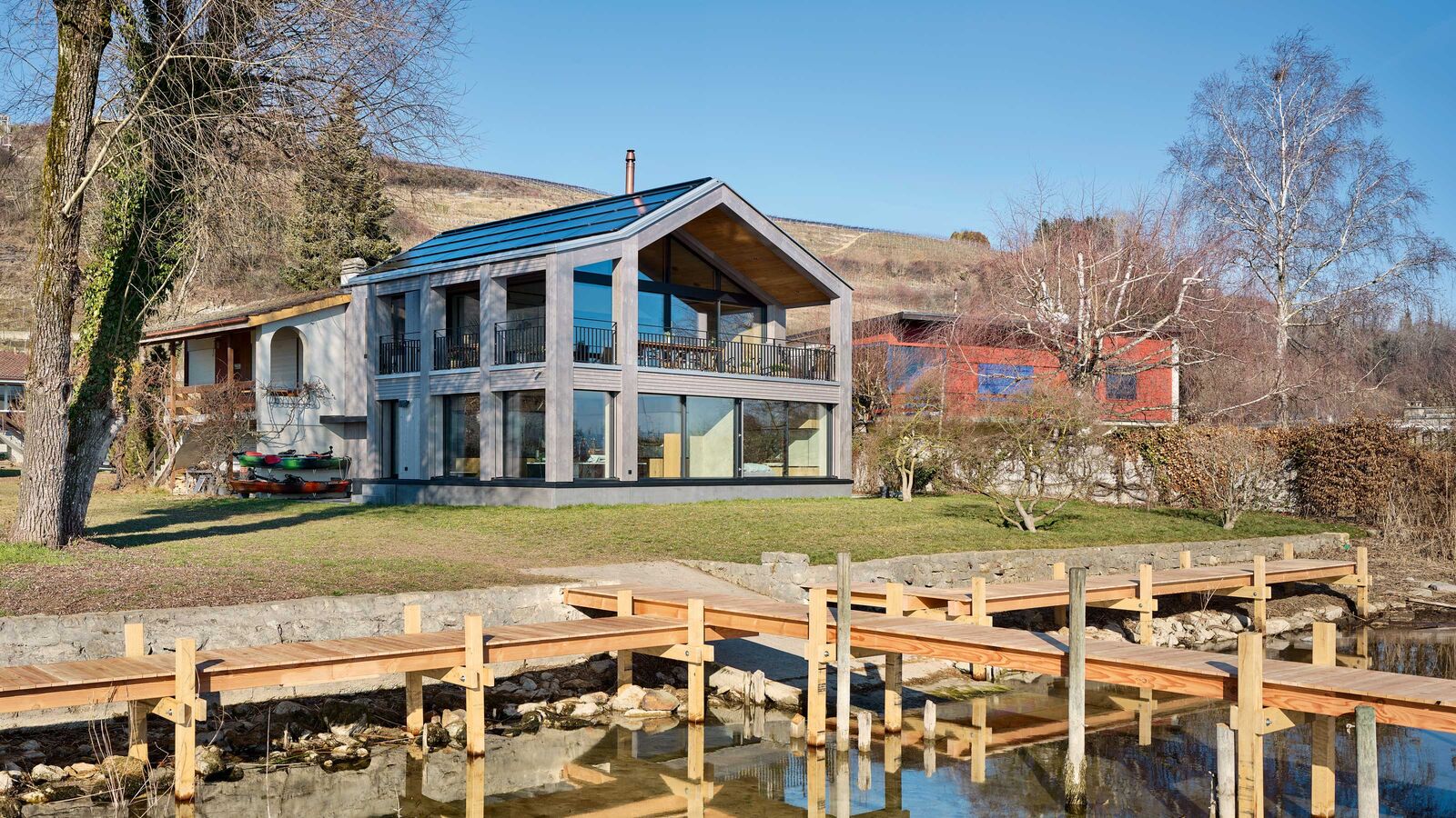 Vor dem Haus der See, im Rücken die Rebberge. Das Haus ist wunderbar eingebettet in die Natur und sehr ruhig gelegen. 