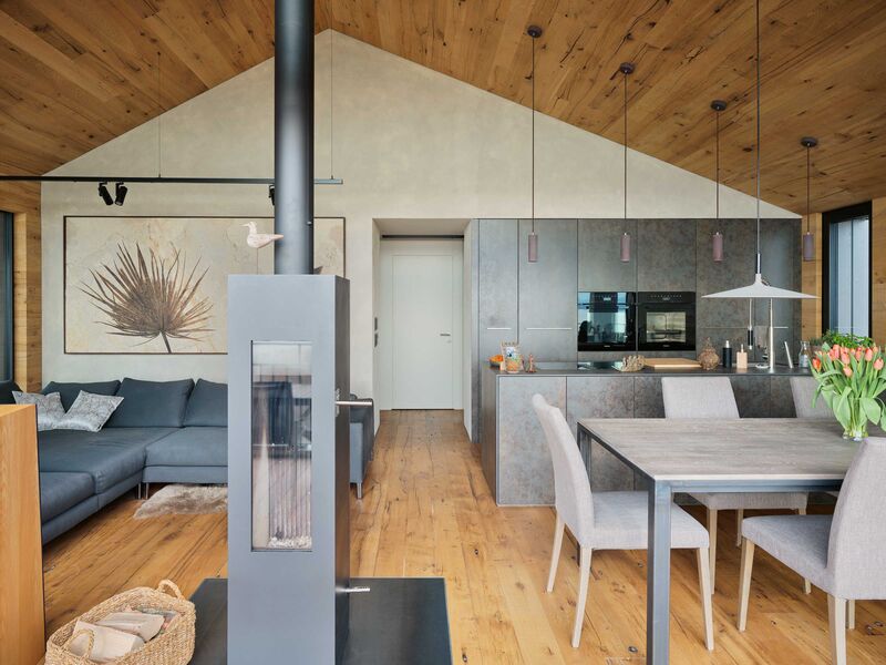 Der Schwedenofen in der Mitte des Raumes lässt sich um 360 Grad drehen.