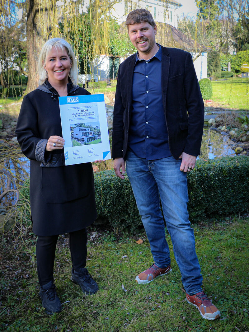 Mit Freude und Stolz nahm Beatrice Metzger, CEO der Starhaus AG, von Marcel Hablützel, Vertreter der Zeitschrift «Das Einfamilienhaus», das begehrte Zertifikat «Haus des Jahres 2021» entgegen.