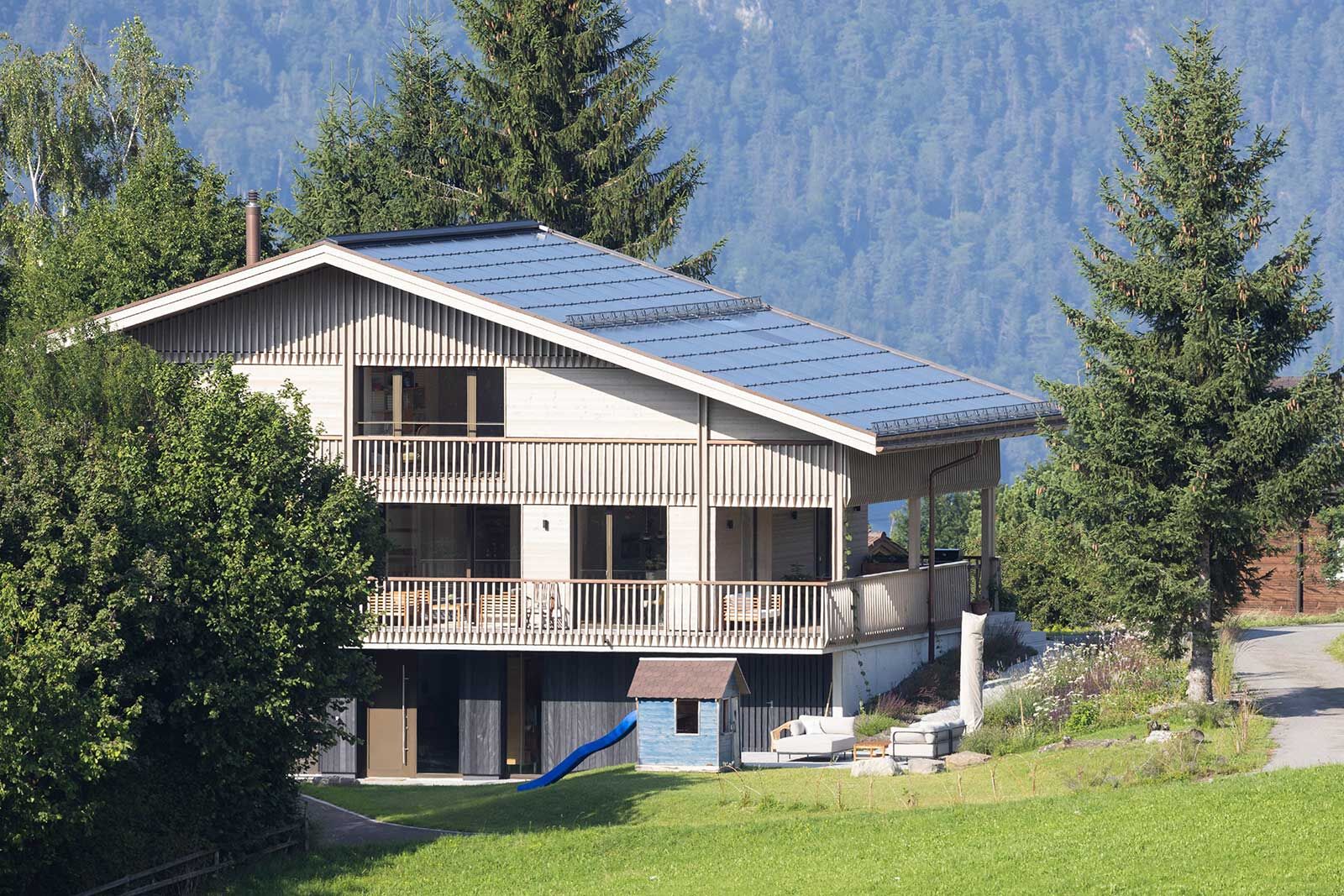 Aussen zeigt sich der optimal gedämmte Bau aus Tannenholz dank Vorvergrauung mit einem dezent schimmernden Farbton.