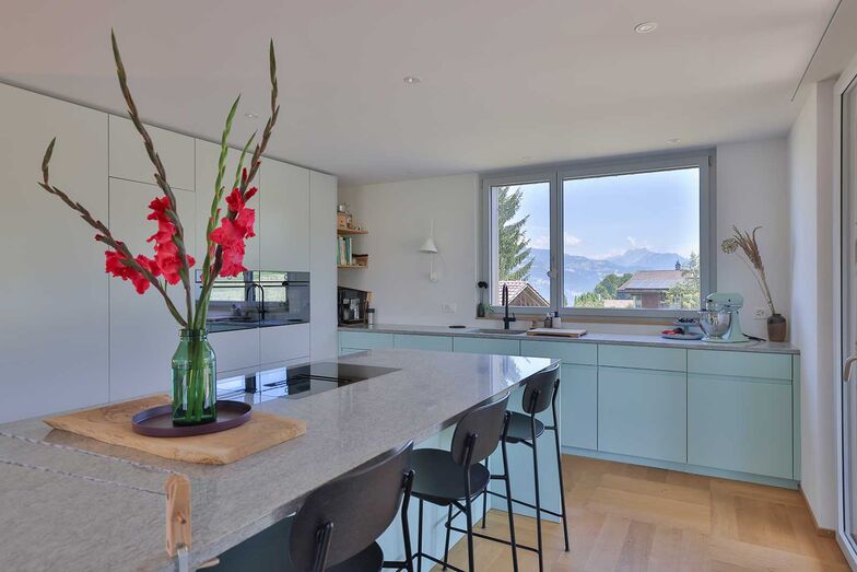 Das farbliche Vorbild für die Küche fährt bis heute über den Thunersee. «Mir gefiel immer schon das Grün des Dampfschiffs Blümlisalp. Daher habe ich bei der lokalen Schifffahrtsgesellschaft nachgefragt, um welchen Farbton es sich konkret handelt», so die Bauherrin.