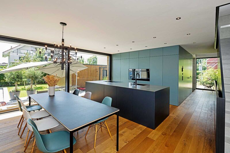 Ein Farbkonzept, das sich durchs ganze Haus zieht. Das «Petrol» wirkt unaufdringlich und doch fröhlich.