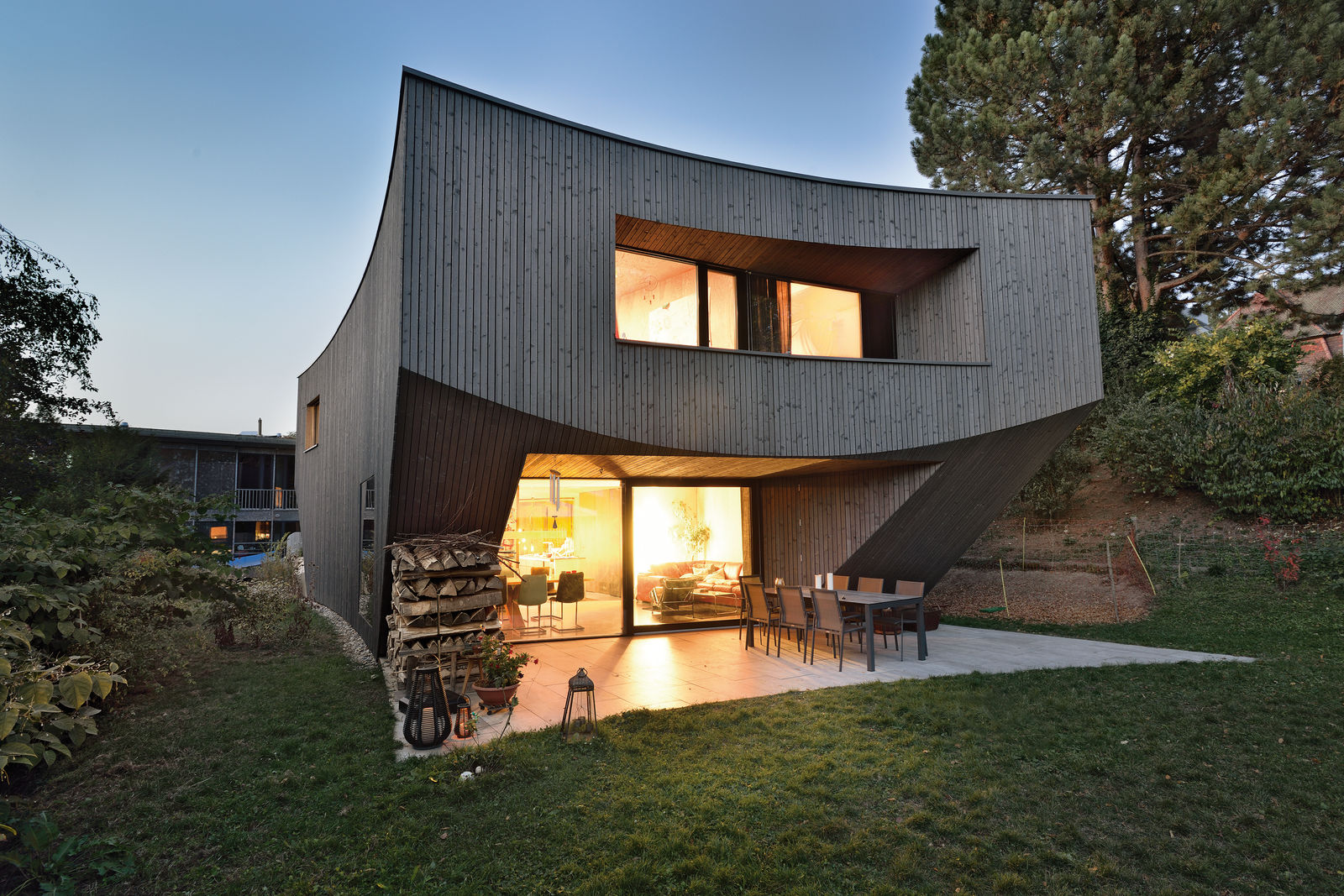 Minimale Krümmungen der Aussenwände akzentuieren die Ecken und ver­leihen dem Haus seinen Charakter. 