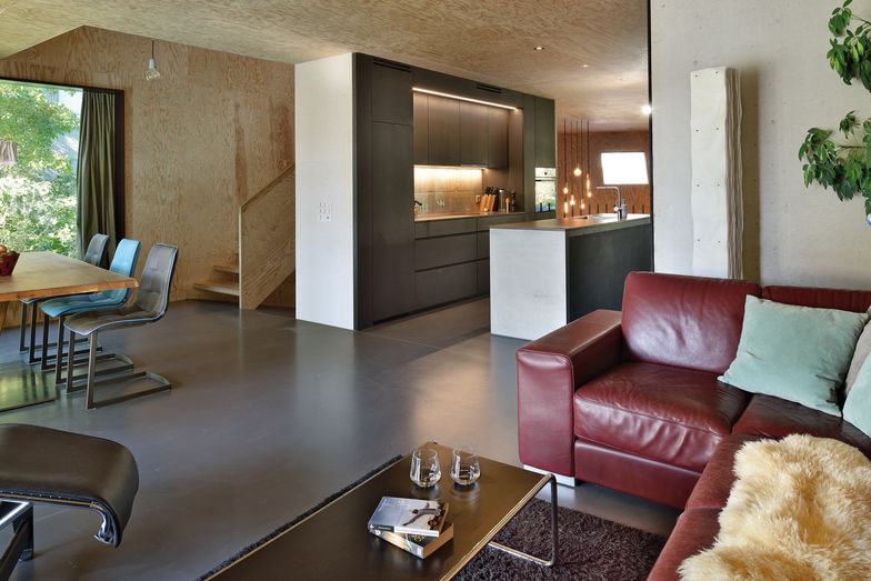 Loungebereich, Esstisch und Küche liegen auf der mittleren Ebene.