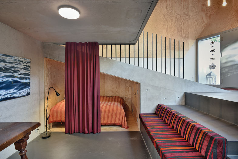 Unter der Rampe befindet sich eine Schlafkoje für Über­nachtungsgäste.