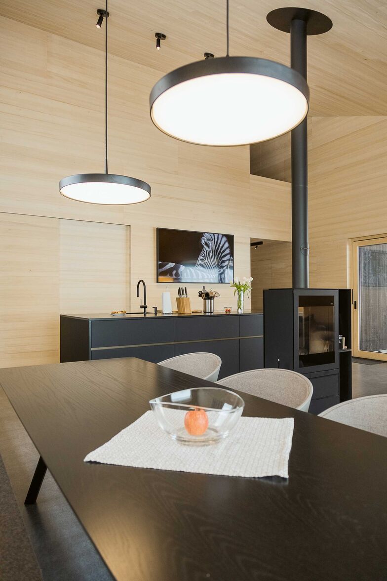 Im Wohnbereich sorgt ein Schwedenofen für Behaglichkeit.