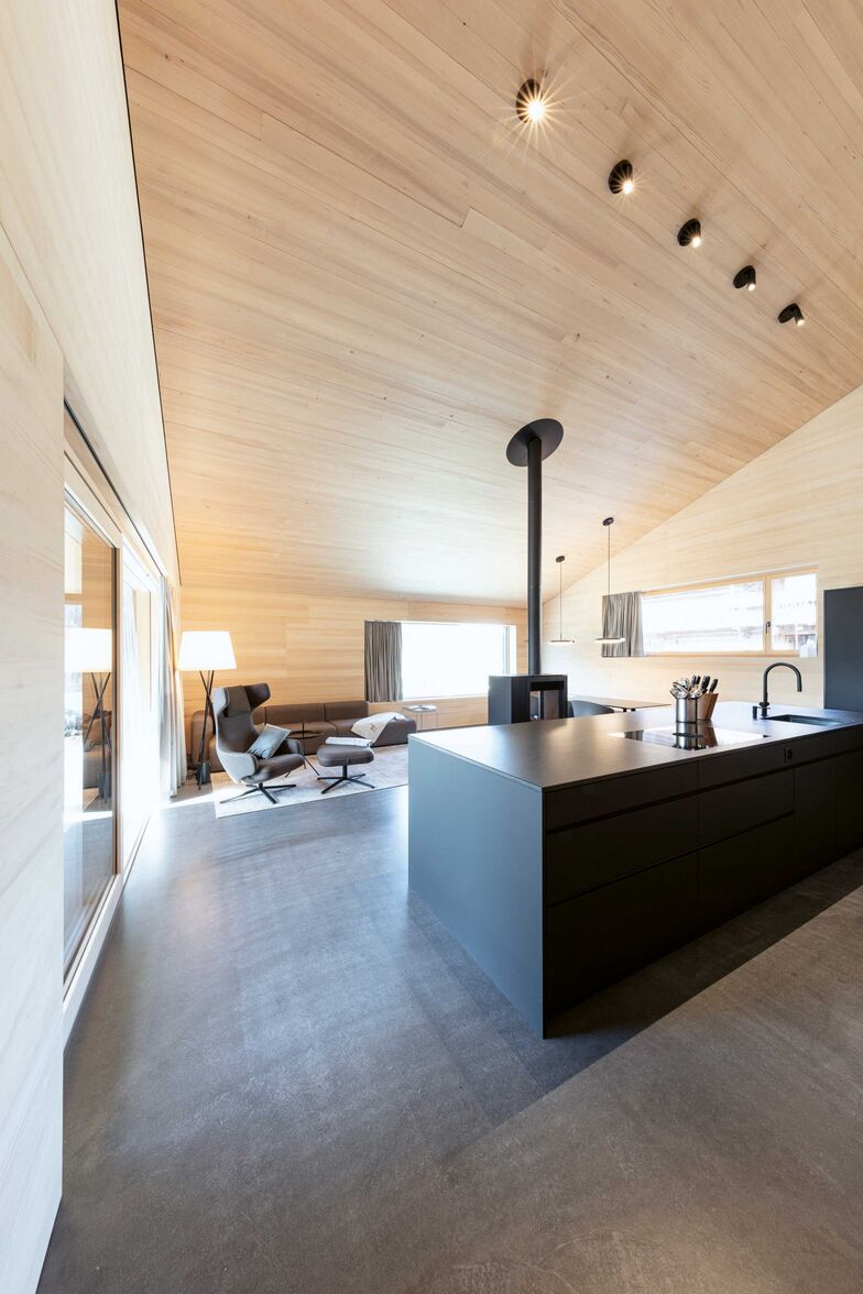 Wie im Maiensäss liegt die Küche zentral in der Mitte des Wohnbereichs.