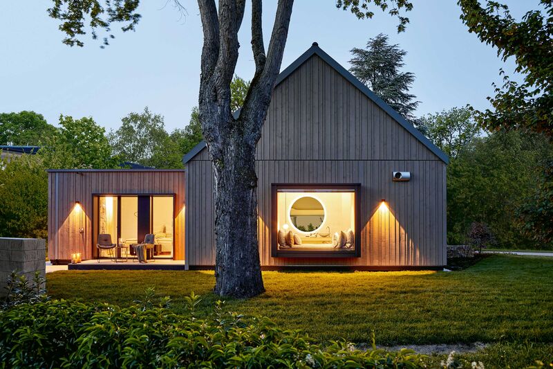 Das Haus ist im Holztafelbau aus im Werk vorgefertigten Grosselementen erstellt.