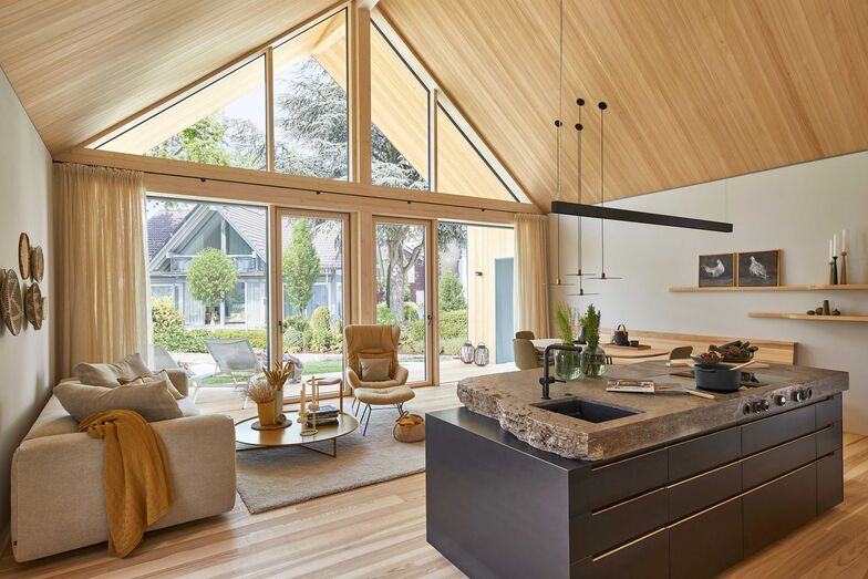 Dank grosszügiger Verglasung und bodentiefer Fenster sind die Räume lichtdurchflutet und hell.