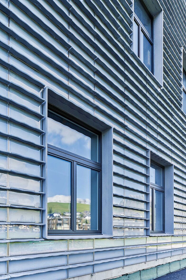 Eine natürliche, passive Kühlung bewirken die Betondruck-Lamellen an der Fassade.