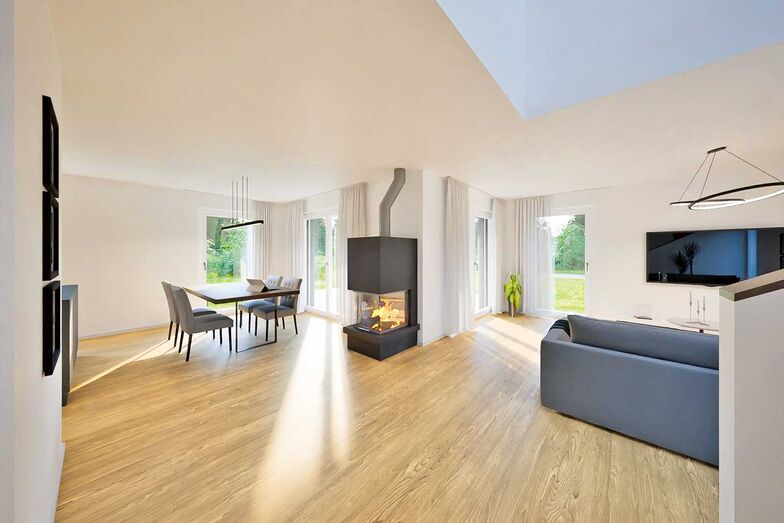 Der Pelletofen im Mittelpunkt des Wohn- und Ess­bereichs sorgt an kalten Tagen für wohlige Wärme und viel Gemütlichkeit.