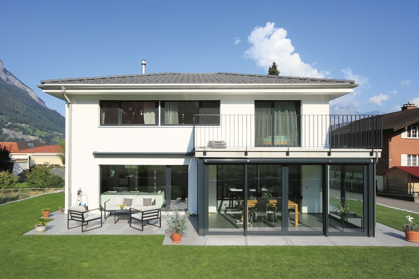 Kobelthaus «Jadra» präsentiert sich zeitlos und elegant.