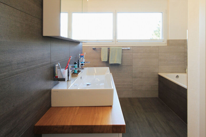 Helles Holz sorgt unter dem Dach für ein schönes Ambiente.