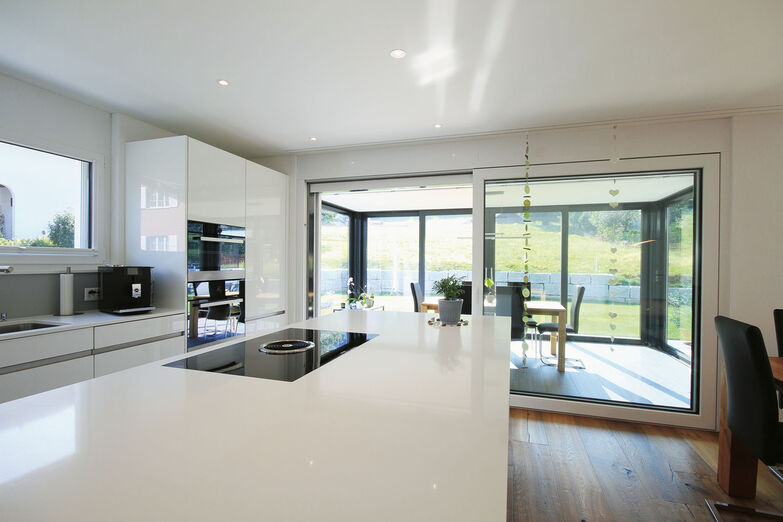 Neben der modernen Küche erweitert der Wintergarten den Lebensraum.