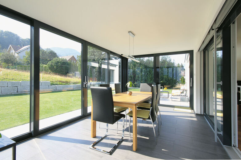 Der Wintergarten schafft Nähe zum Umschwung.