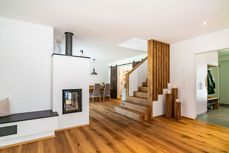 Im Erdgeschoss fungiert ein Cheminée als Raumteiler und als Heizsystem. © floco.ch