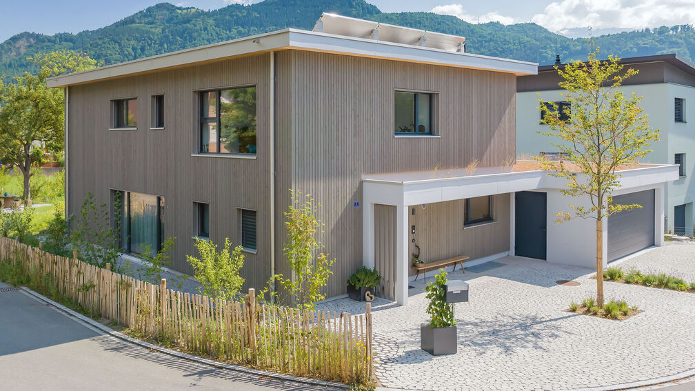 Holzhaus, modern mit Beton kombiniert